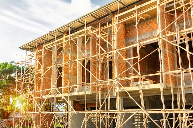 Casas de dois andares estão em construção na Tailândia, design moderno da casa.