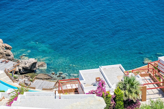 Casas de férias brancas em resort com vista para o mar