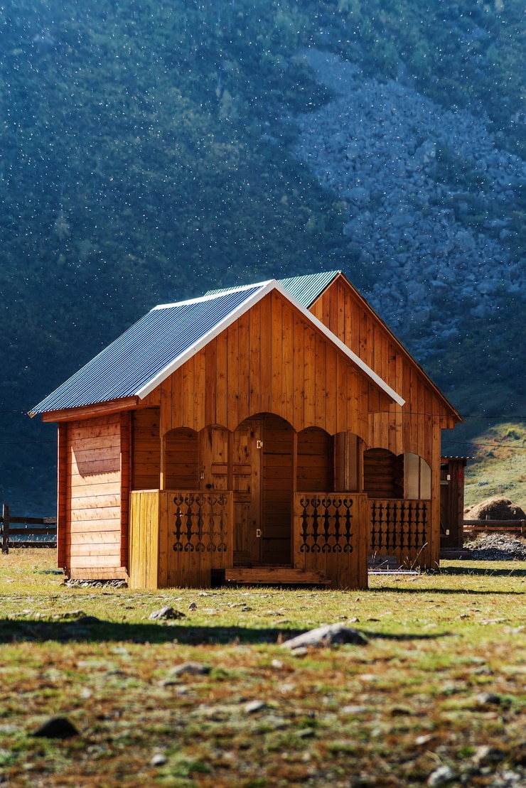 Foto casas de hóspedes de madeira em acampamento turístico em um vale de montanha. rússia, altai