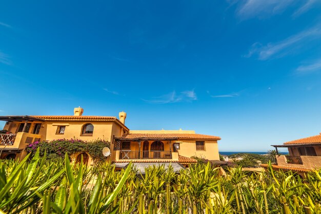 Casas de luxo sob um céu claro na Costa Smeralda