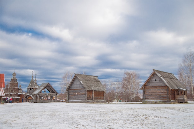 Casas de madeira antigas russas de dois andares no Museu de arquitetura de madeira Suzdal Rússia