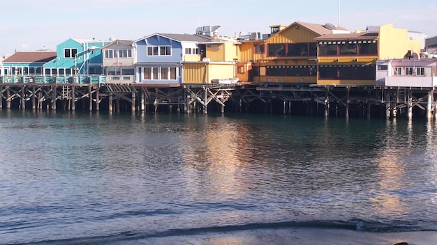 Casas de madeira coloridas em pilhas ou pilares velhos pescadores cais baía de monterey