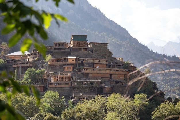 Casas de madeira Kalash tradicionais no vale de Kalash no Paquistão