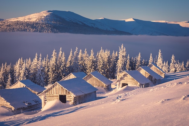 Casas de madeira nas montanhas no inverno