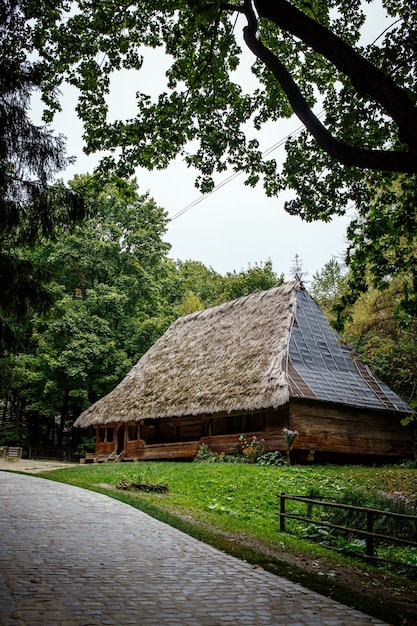 Casas de madeira ucranianas autênticas com telhado de palha