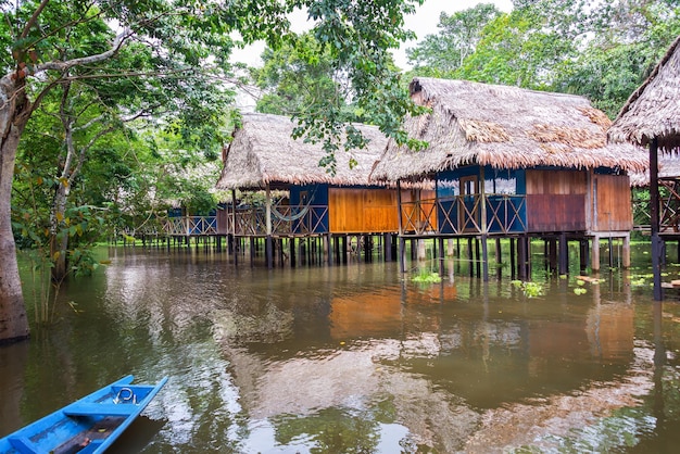 Casas de palafitas sobre o rio na floresta