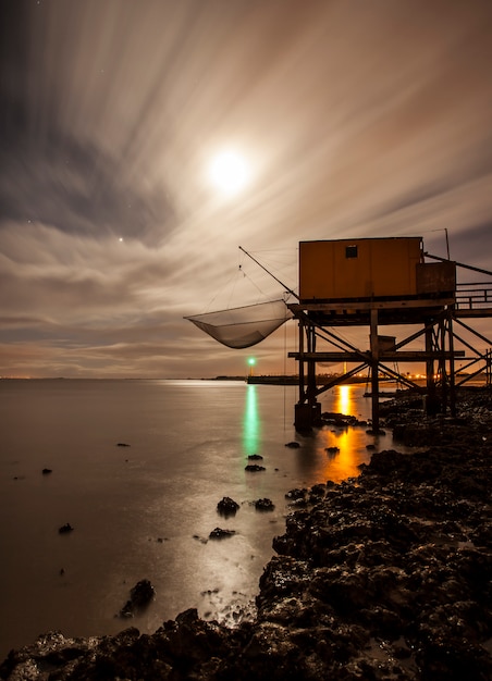 Casas de pesca à beira-mar do atlântico