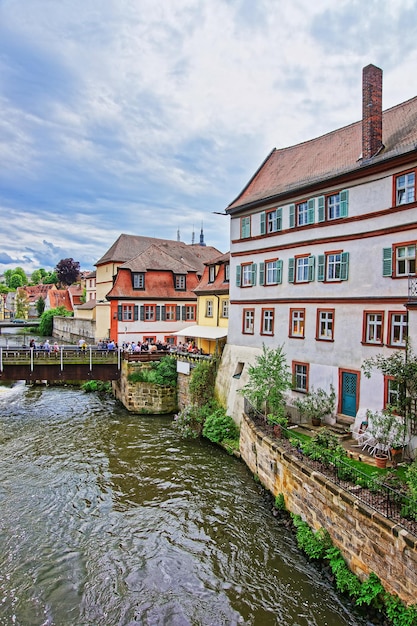 Casas de pescadores sobre o rio Regnitz, na Pequena Veneza, em Bamberg, na Alta Francônia, Baviera, Alemanha. Pessoas no fundo