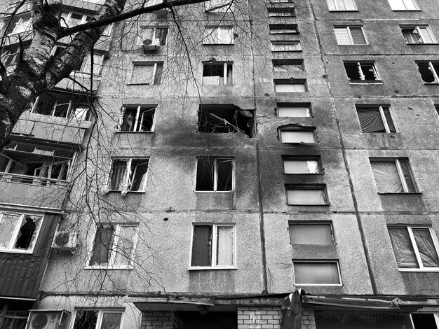 Casas de pessoas destruídas em Kharkov após o bombardeio de tropas russas