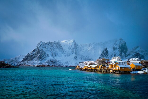 Casas de rorbu amarelo, ilhas lofoten, noruega