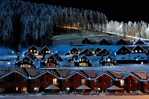 Casas decoradas e iluminadas para o natal à noite