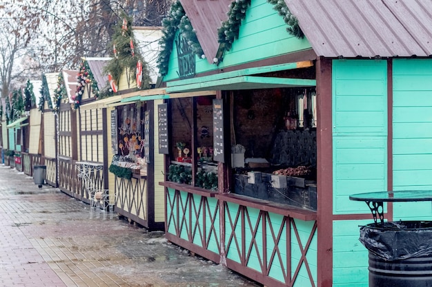 Casas decoradas festivamente puestos en la plaza del pueblo durante los mercados navideños en Ucrania Khmelnytskyi