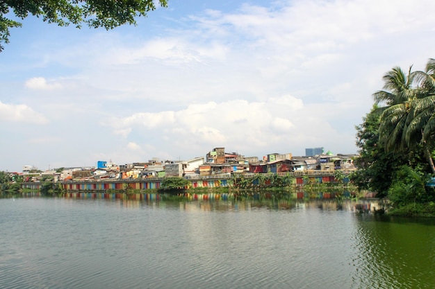 Casas densamente pobladas al borde del lago Sunter o Danau Sunter