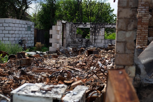 Casas destruídas após incêndios e artilharia e bombas durante a invasão da ucrânia pela rússia