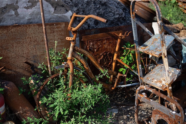 Casas destruídas após incêndios e artilharia e bombas durante a invasão da ucrânia pela rússia