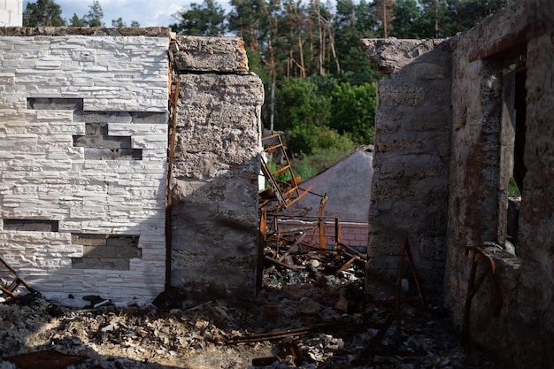 Casas destruídas após incêndios e artilharia e bombas durante a invasão da ucrânia pela rússia