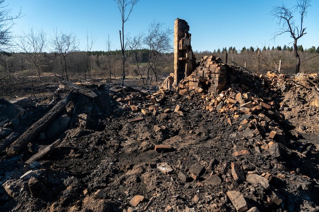 Casas destruídas como resultado de um incêndio na Rússia Um velho fogão rústico de tijolos coberto de cinzas e parcialmente destruído após um grave incêndio em uma casa de madeira Desastre natural