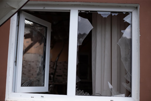 Casas destruidas después de incendios y artillería y bombas durante la invasión rusa de Ucrania