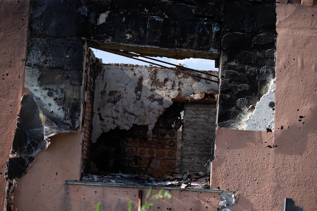 Casas destruidas después de incendios y artillería y bombas durante la invasión rusa de Ucrania