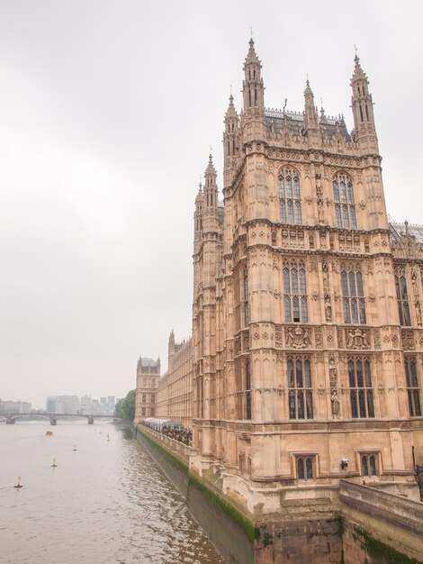 Casas Do Parlamento E Estátua Do Rei Ricardo Coração De Leão, No Bairro De  Westminster - Dia Ensolarado Com Muitos Detalhes Arquitetônicos Foto  Royalty Free, Gravuras, Imagens e Banco de fotografias. Image