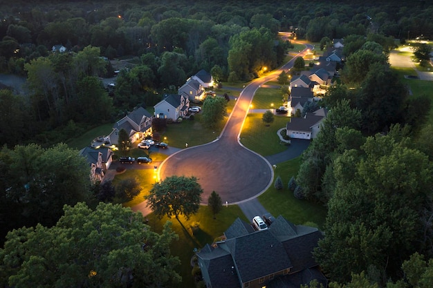 Casas dos sonhos americanos à noite na rua rural de Culdesac, nos subúrbios dos Estados Unidos, vista de cima de casas residenciais brilhantemente iluminadas na área de estar em Rochester, Nova York
