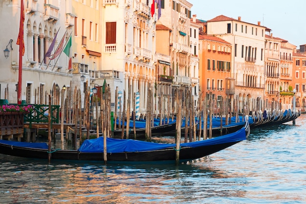 Casas e barcos de gôndola tradicionais coloridos em veneza sobre as águas do canal, itália