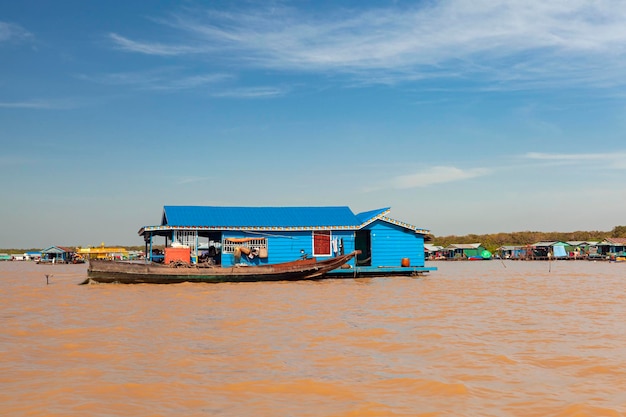 Casas e barcos em uma aldeia flutuante Tonle Sap lago Siem Reap província Camboja