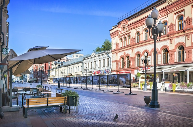 Casas e cafés no Arbat em Moscou em uma manhã de verão