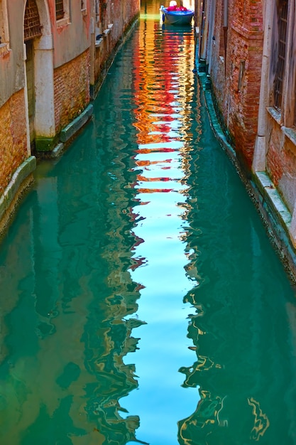 Foto casas e céu refletem na água do canal, veinice