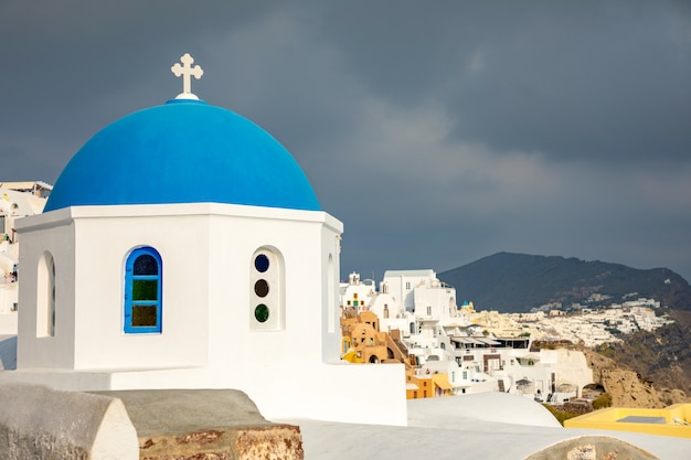 Casas e iglesias tradicionales y famosas con cúpulas azules en Oia, Santorini, Grecia