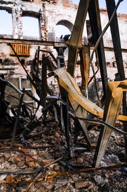 Casas e lojas civis destruídas e queimadas na cidade de Trostyanets Sumy região Edifícios civis invasão militar russa da Ucrânia