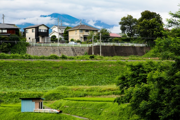 Casas e montanhas naturais de cidade na cidade Nagano, Japão.