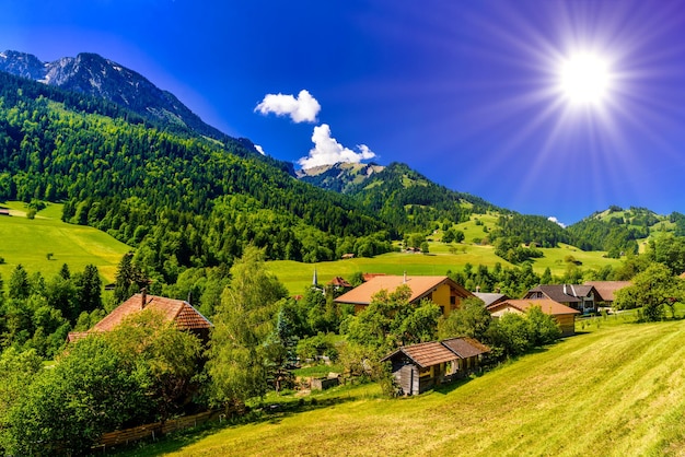 Casas e prados verdes Darstetten FrutigenNiedersimmental Berna Suíça