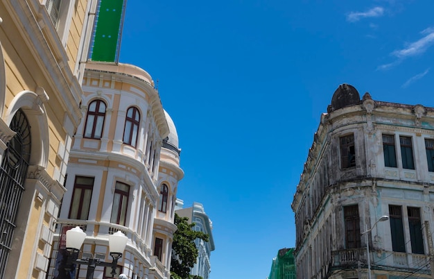 Casas y edificios típicos que datan del siglo XVII y palmera con luz solar entre las hojas Pernambuco Brasil