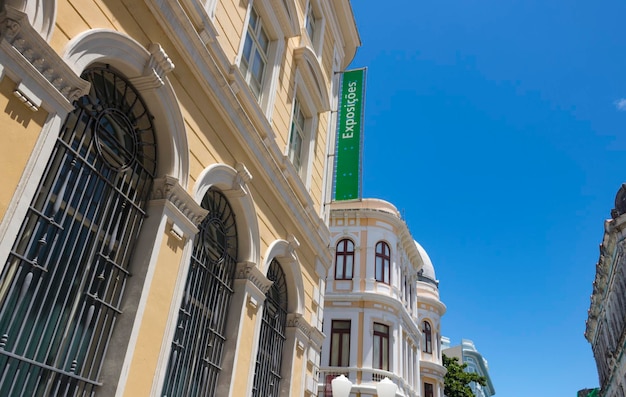 Casas y edificios típicos que datan del siglo XVII y palmera con luz solar entre las hojas Pernambuco Brasil