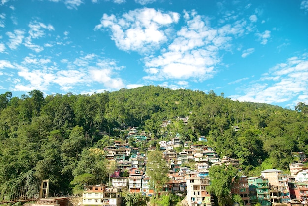 Casas em uma cidade na colina verde. índia, sikkim, gangtok