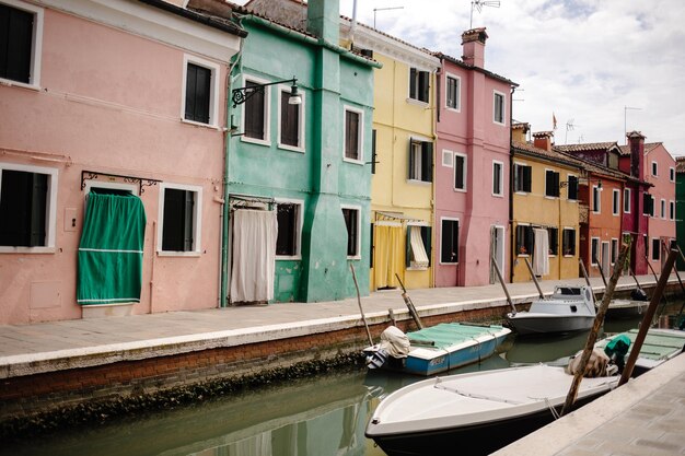 Casas encantadoras e vibrantes de Burano ao longo dos canais de Veneza, Itália