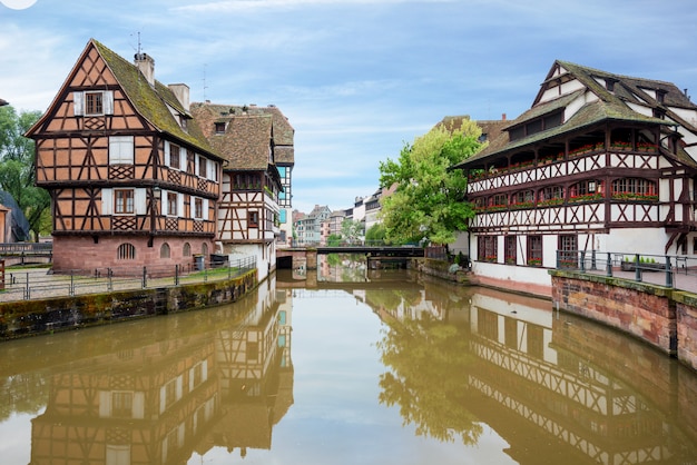Casas enmaderadas pintorescas de Petite France en Estrasburgo, Francia.