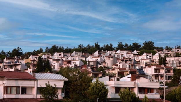 Casas entre as montanhas.