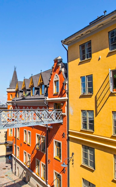 Casas escandinavas coloridas tradicionales en el centro de Estocolmo cerca de la estación de metro Slussen Suecia