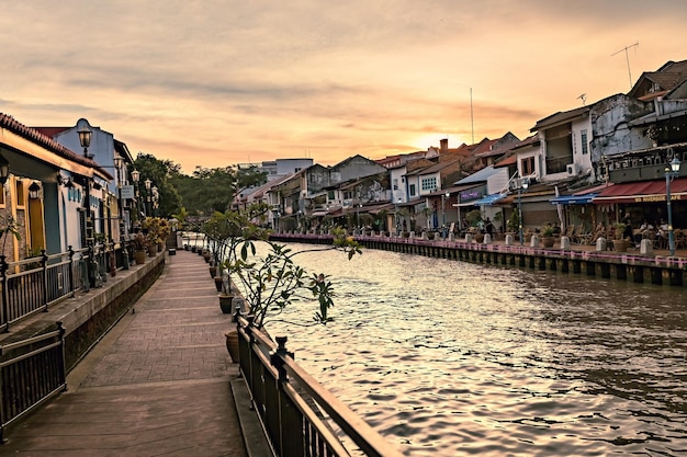 Casas de estilo chino tradicional en la ciudad histórica de Melaka al atardecer Malasia