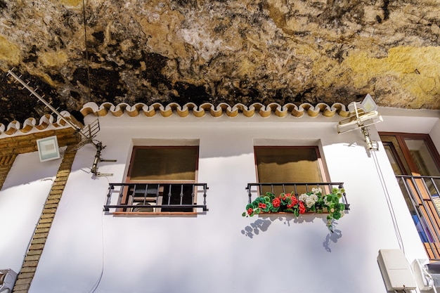 Casas excavadas en la roca de la montaña en el pintoresco pueblo de Setenil de las Bodegas Cádiz España