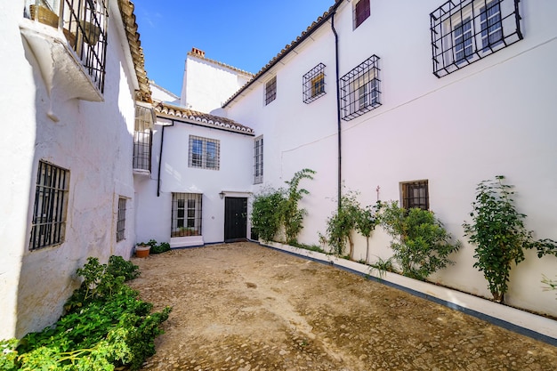 Foto casas con fachadas blancas y ventanas con rejas de metal en el pintoresco pueblo andaluz de ronda málaga