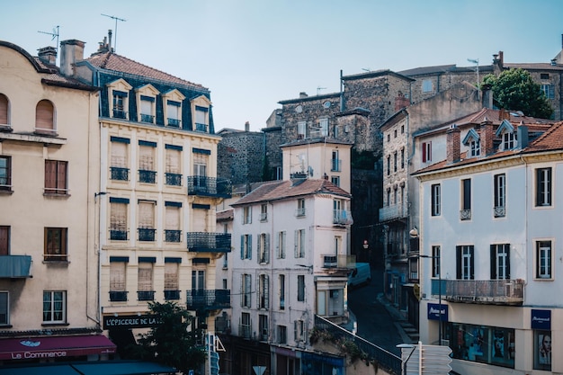 Casas y fachadas cerca de la Plaza de la Libertad en el casco antiguo de Annonay, en el sur de Francia.