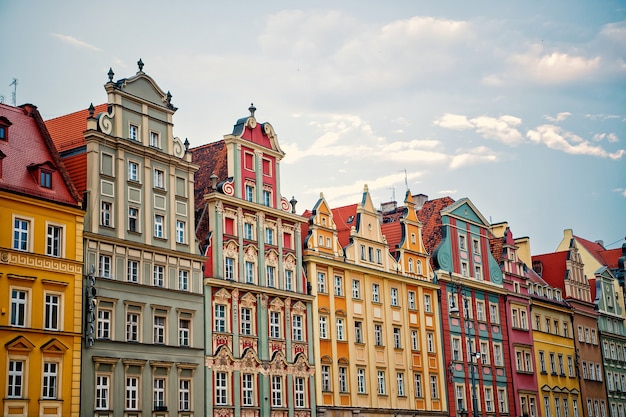 Casas con fachadas de colores en la plaza del mercado en wroclaw, polonia en el cielo azul. Arquitectura, estilo, exterior, concepto de diseño. Punto de referencia, atracción, turismo