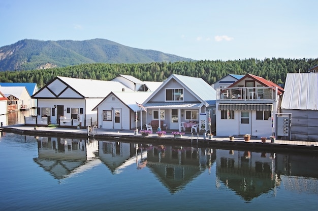 Casas flotantes en el lago