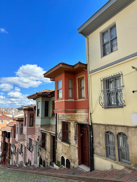 casas fotogénicas multicolores en el distrito Balat de Estambul