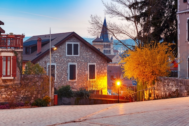 Casas francesas típicas na cidade velha de Annecy durante a hora azul da manhã, França