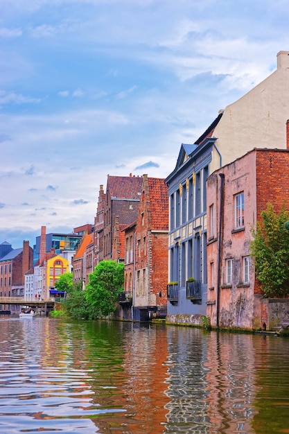 Casas en Graslei y Korenlei en el canal del río Lys en Gante, en Flandes Oriental, Bélgica.