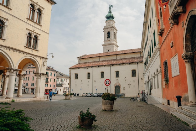 casas de la hermosa ciudad de Belluno en la provincia de Véneto, norte de Italia